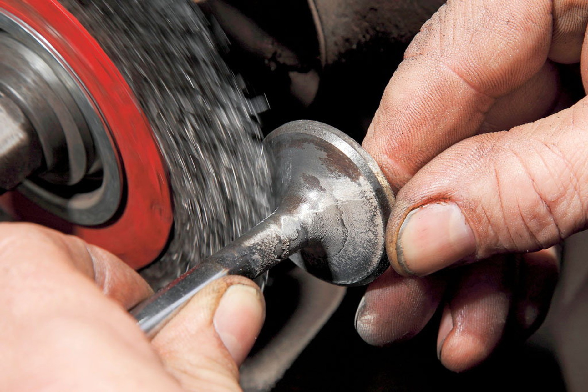 Obróbka zaworów, prowadnic oraz uszczelniaczy