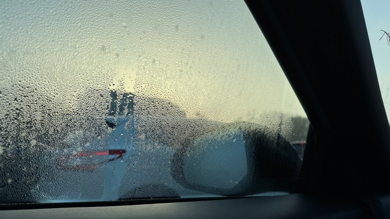 Woda na szybach samochodu
