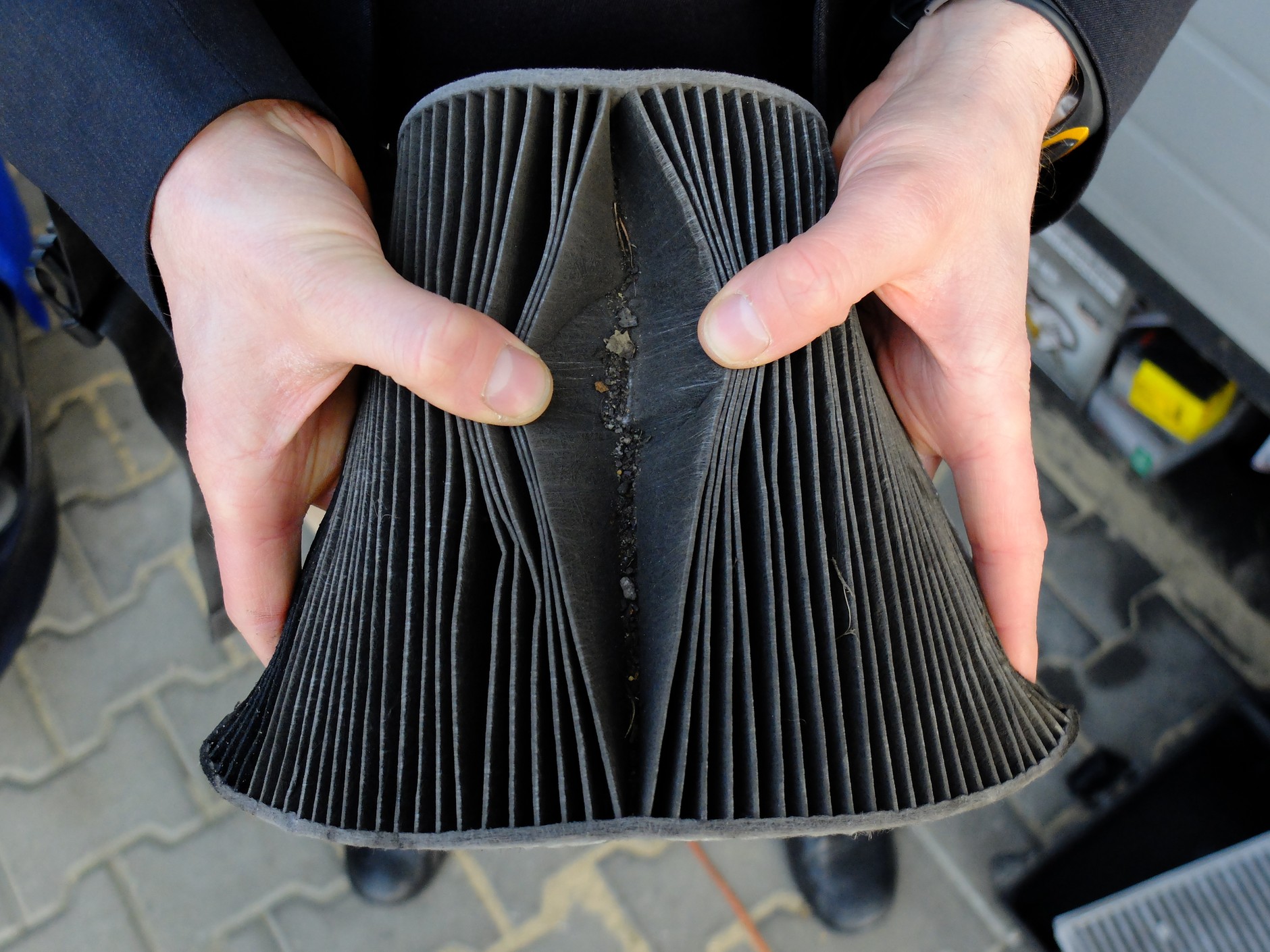 Brudny filtr kabinowy obniża wydajność klimatyzacji.