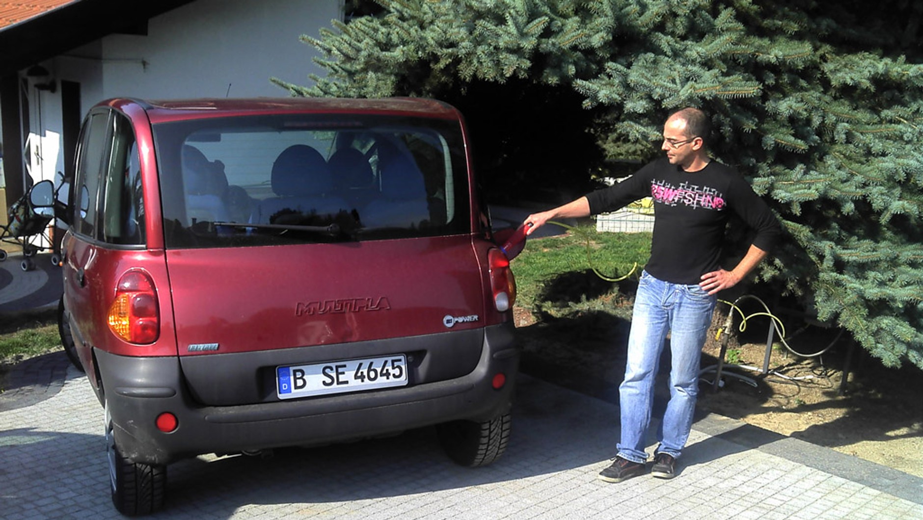 Auta na CNG też da się tankować z domu, względnie tanim, domowym gazem do celów grzewczych. To jednak tak uciążliwe rozwiązanie, że korzystają z niego już nieliczni, bo korzyści w porównaniu do LPG są znikome.