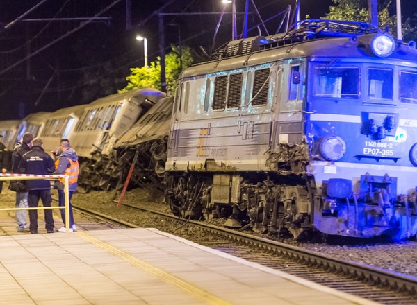 Maszynista wymusił pierwszeństwo, podróżni płakali. "Wszystko było w ogniu" [ZDJĘCIA]