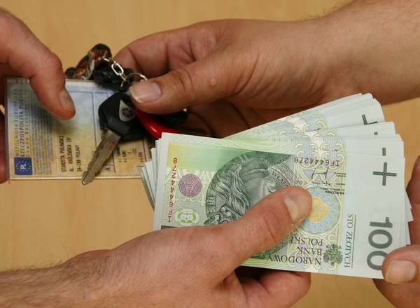 Poluzują przepisy o zmianie polisy OC. Kupującym auta używane będzie łatwiej