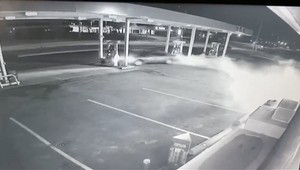 Wjechał w dystrybutor na stacji paliw. Swój wyczyn zapamięta na długo [WIDEO]