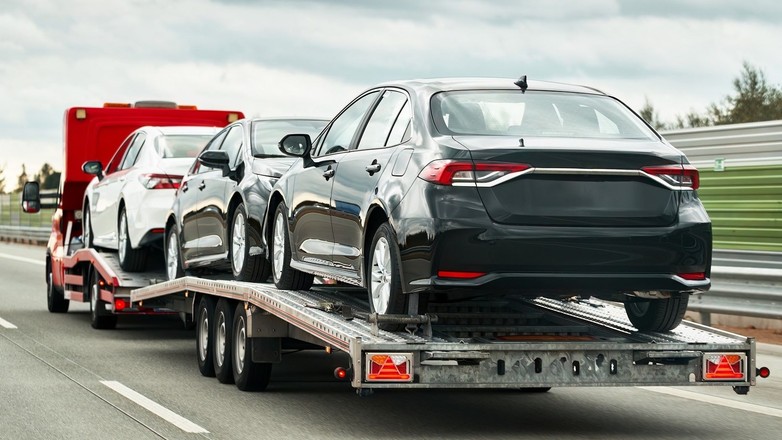 Laweta z samochodami (zdjęcie ilustracyjne)