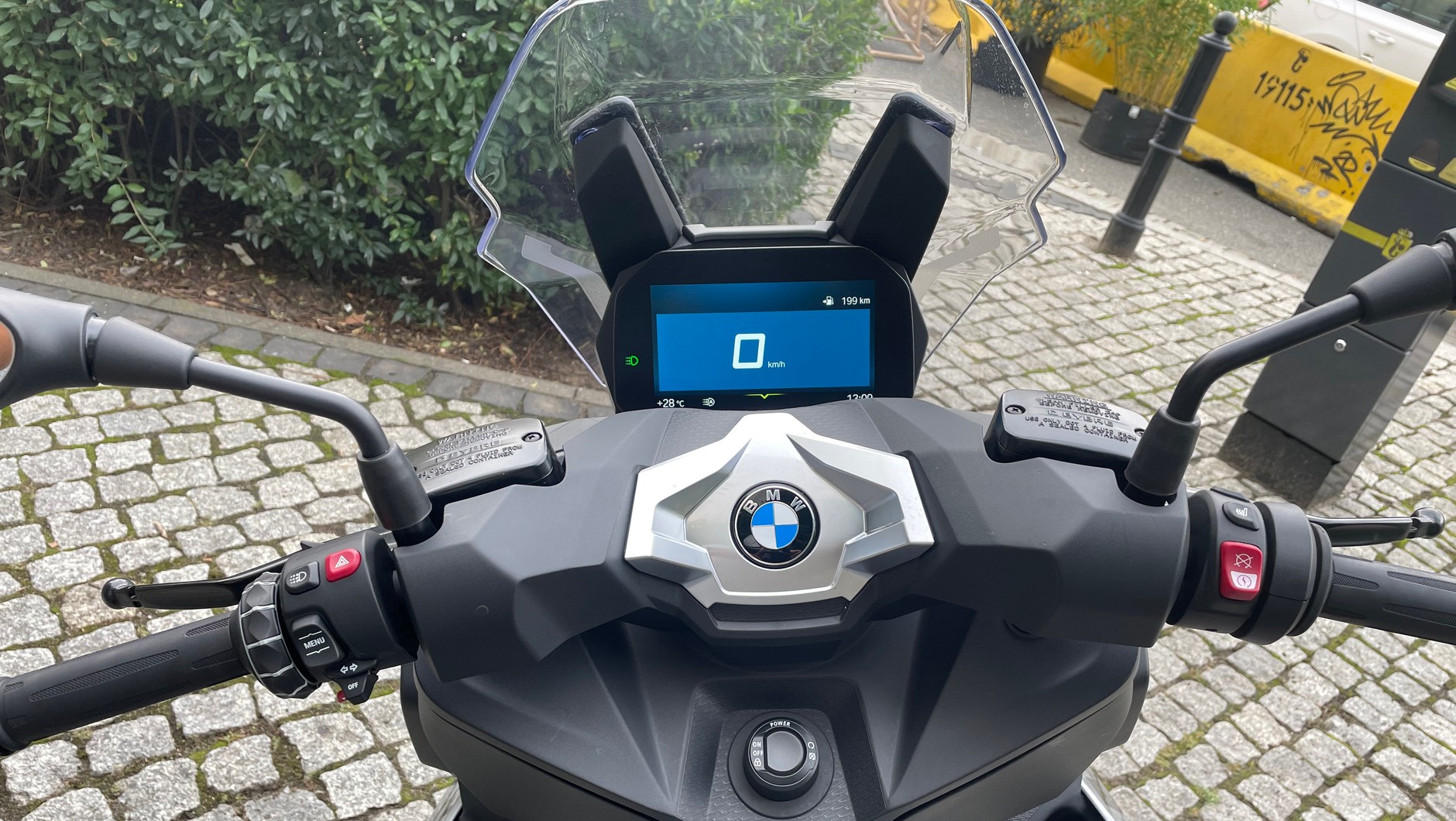 Elektryczny czy "normalny"? Sprawdziłem skutery BMW C 400 X i BMW CE 04