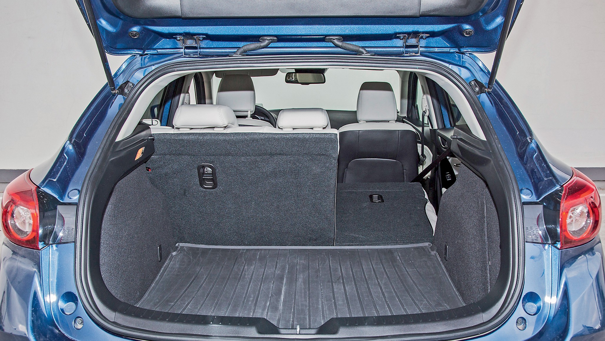 Mazda 3 dowodzi niestety, że problemy tej japońskiej marki z korozją wciąż są aktualne. Kontrolę tego auta zawsze zaczynamy od podnośnika i weryfikacji stanu podwozia. Kilka słonych zim może sprawić, że spód będzie już wyglądał dość kiepsko. Uwaga: ocenę sytuacji może utrudnić to, że akurat nadwozie zazwyczaj trzyma się dobrze.