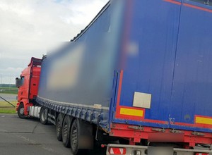 Naczepa ciężarówki sprawiała wrażenie, że może się przewrócić