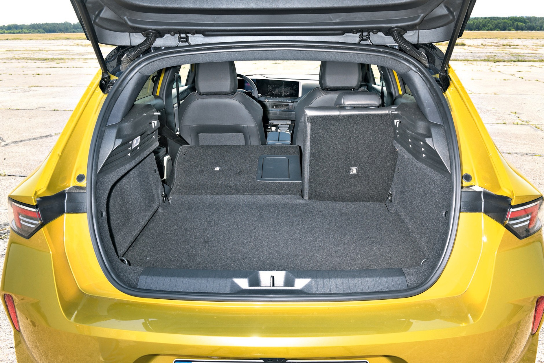 W stosunku do wersji wyłącznie spalinowej bagażnikowi Opla brakuje jakieś 70 litrów, ale z pojemnością od 352 do 1268 litrów kufer Astry jest akceptowalny, a jednocześnie znacznie większy niż w Golfie.