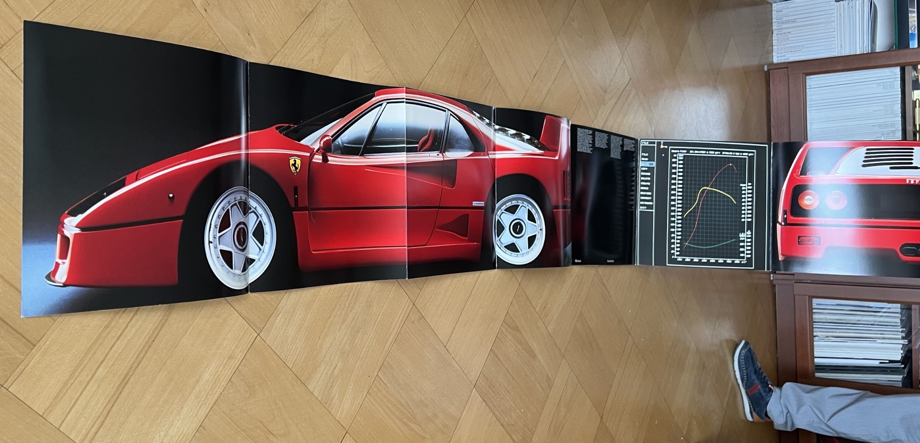Prospekt Ferrari F40 jest wyjątkowo długi, i to dosłownie