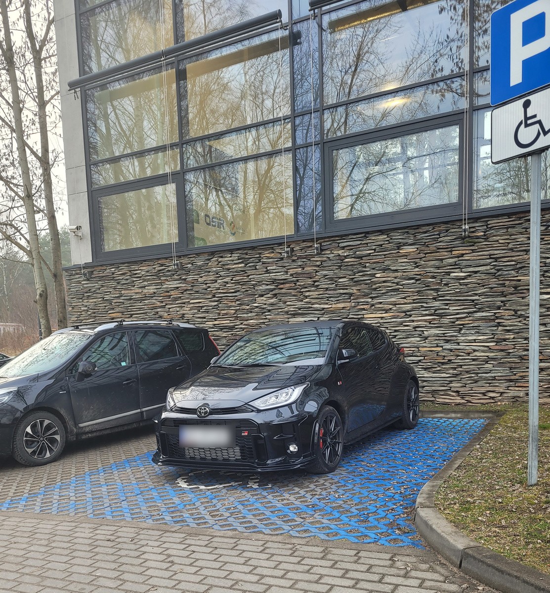 Parkowanie wydaje się proste. Jak się okazuje - nie dla wszystkich