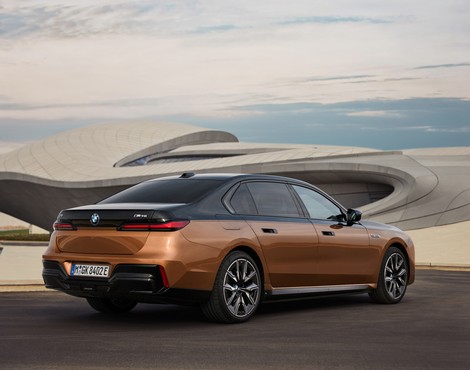 BMW i7 M70