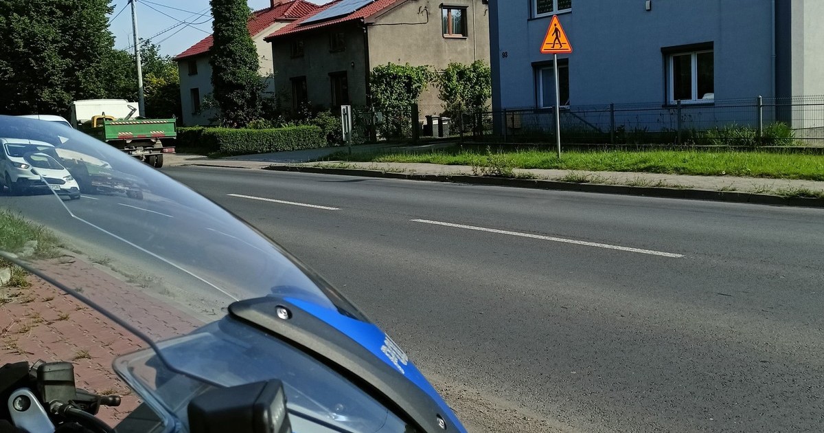 Obraz pochodzący z serwisu https://mikolow.policja.gov.pl/k15/informacje/wiadomosci/388186,Mikolowska-drogowka-prowadzi-dzis-dzialania-quotBezpeczny-Pieszyquot.html