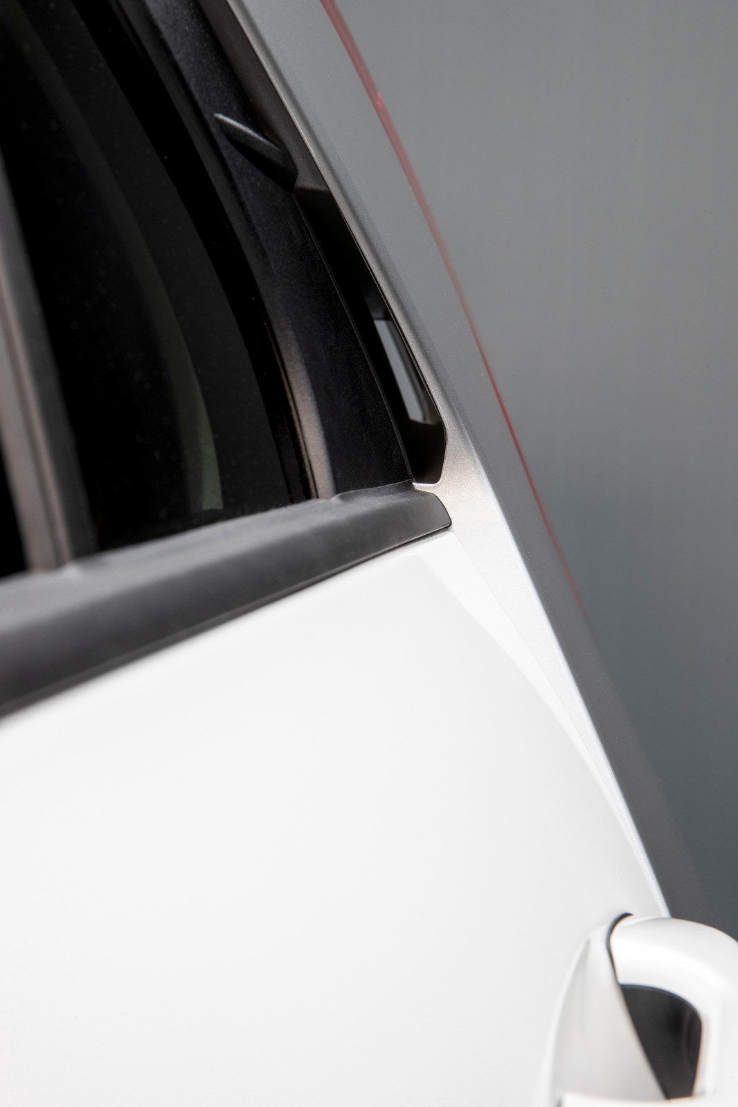 Kia Niro II między tylnym słupkiem a nadwoziem ma szczelinę poprawiającą aerodynamikę.