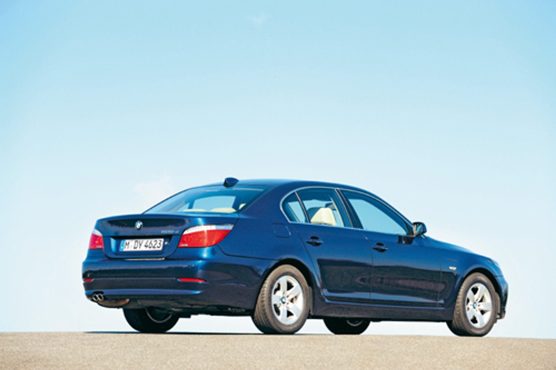 Nowy Mercedes Klasy E kontra Audi A6 i BMW Serii 5: Gwiazda kontra pierścienie i szachownica