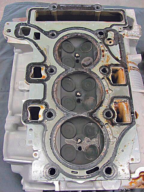 Głowica silnika 1.2 PureTech. Wałki rozrządu mogą być przytarte na skutek niedostatecznego samorwania.