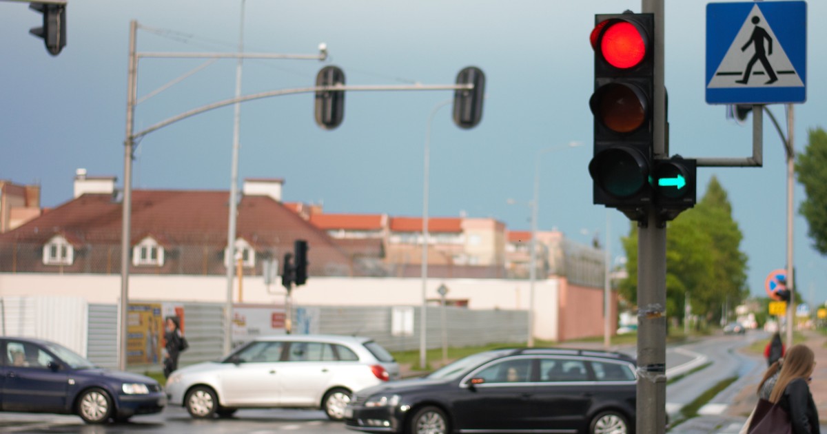 Zatrzymanie przed "zieloną strzałką" to obowiązek. Inaczej kierowcę czeka mandat