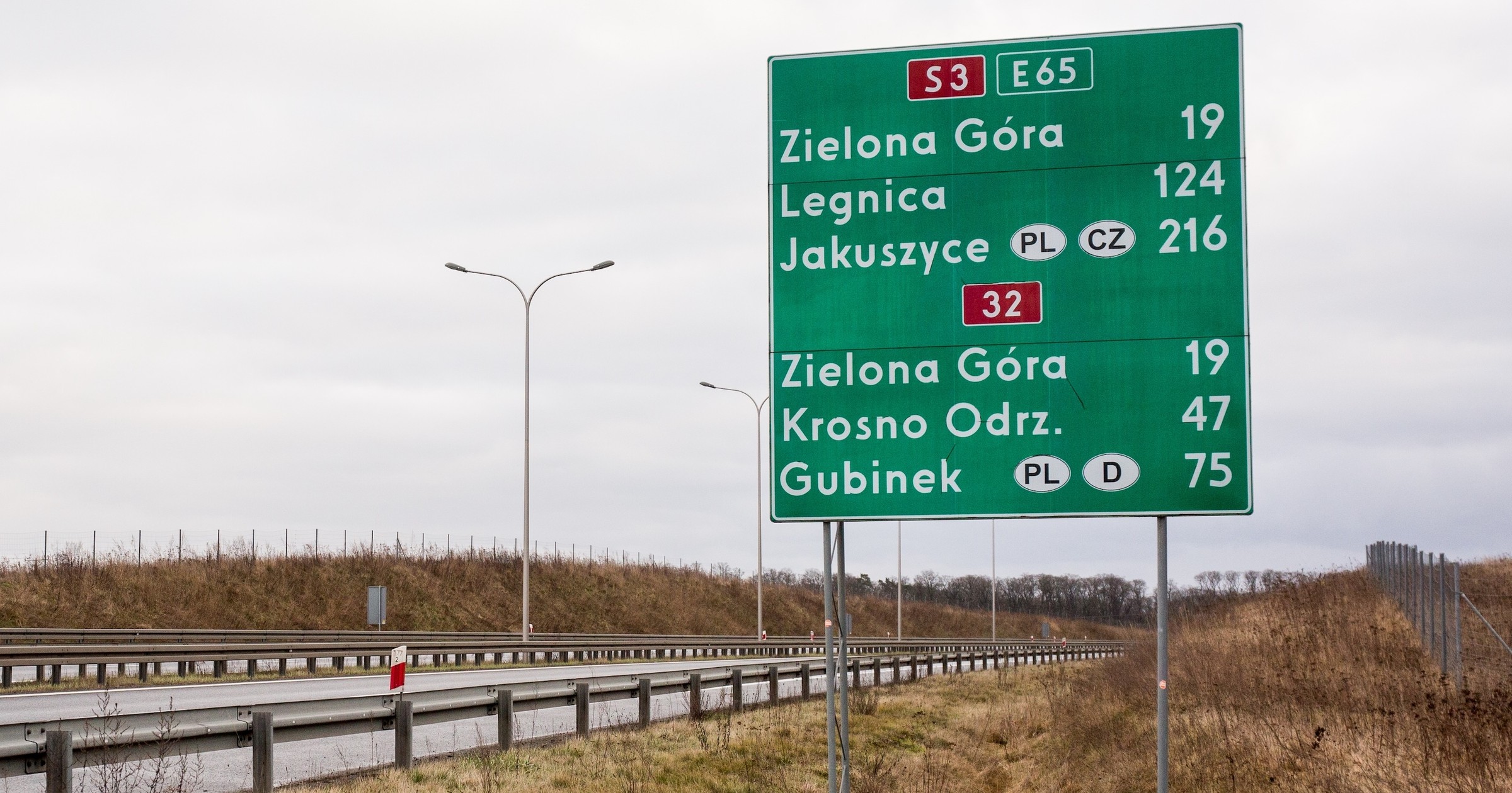 Tablica z odległościami do głównych miejscowości na trasie