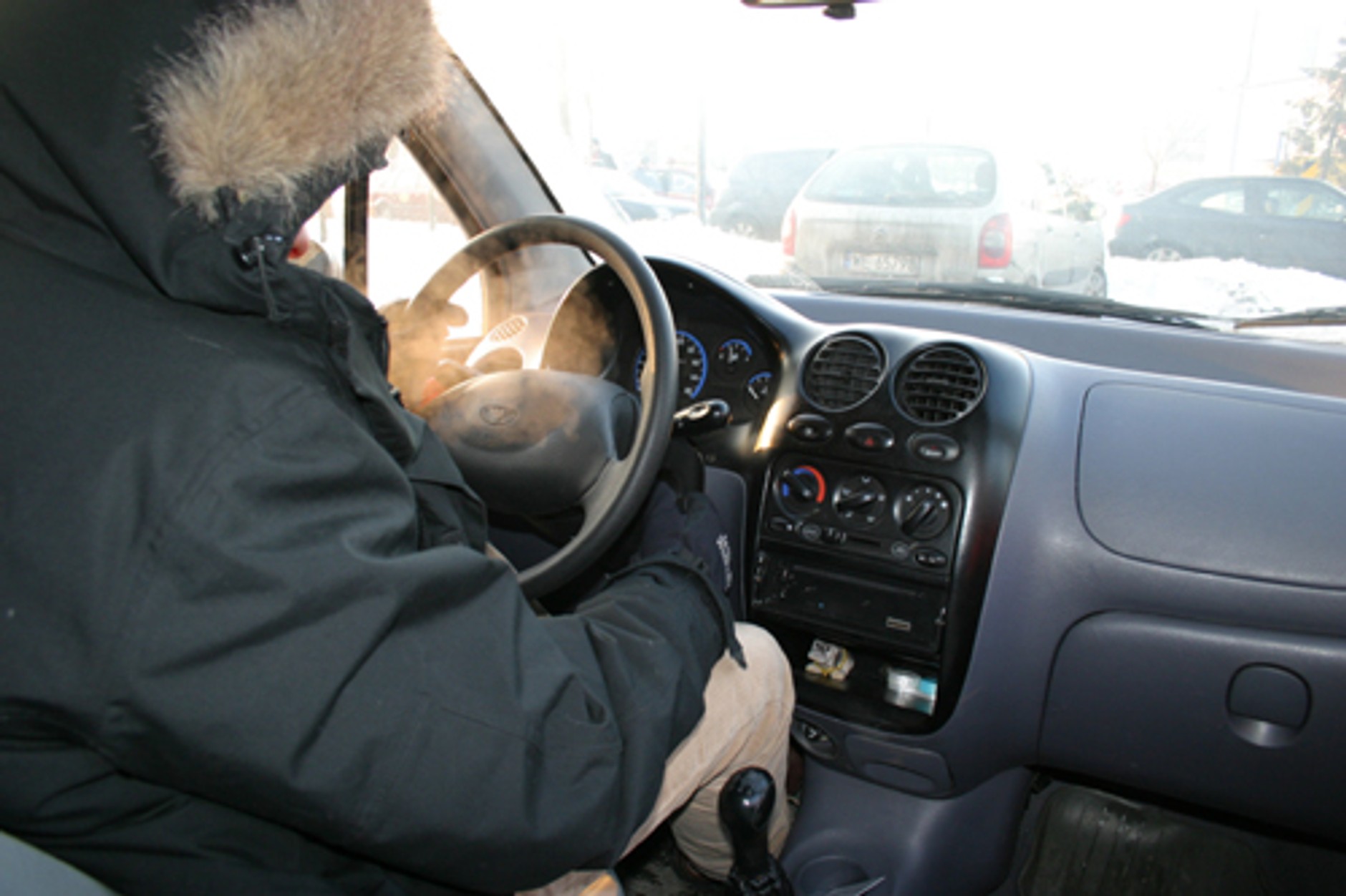 Jak zimą ubrać się do jazdy autem?