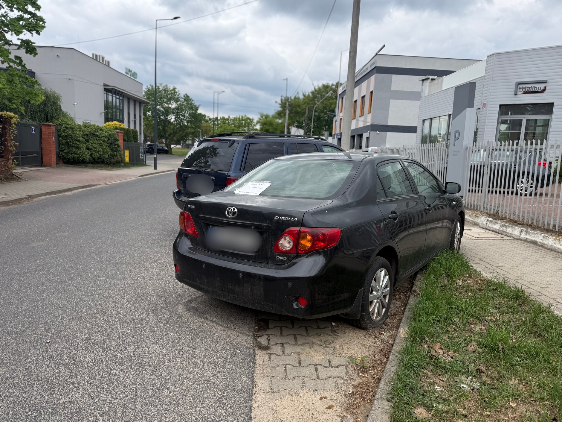 Uszkodzone samochody parkujące przy ul. Morelowej w Warszawie