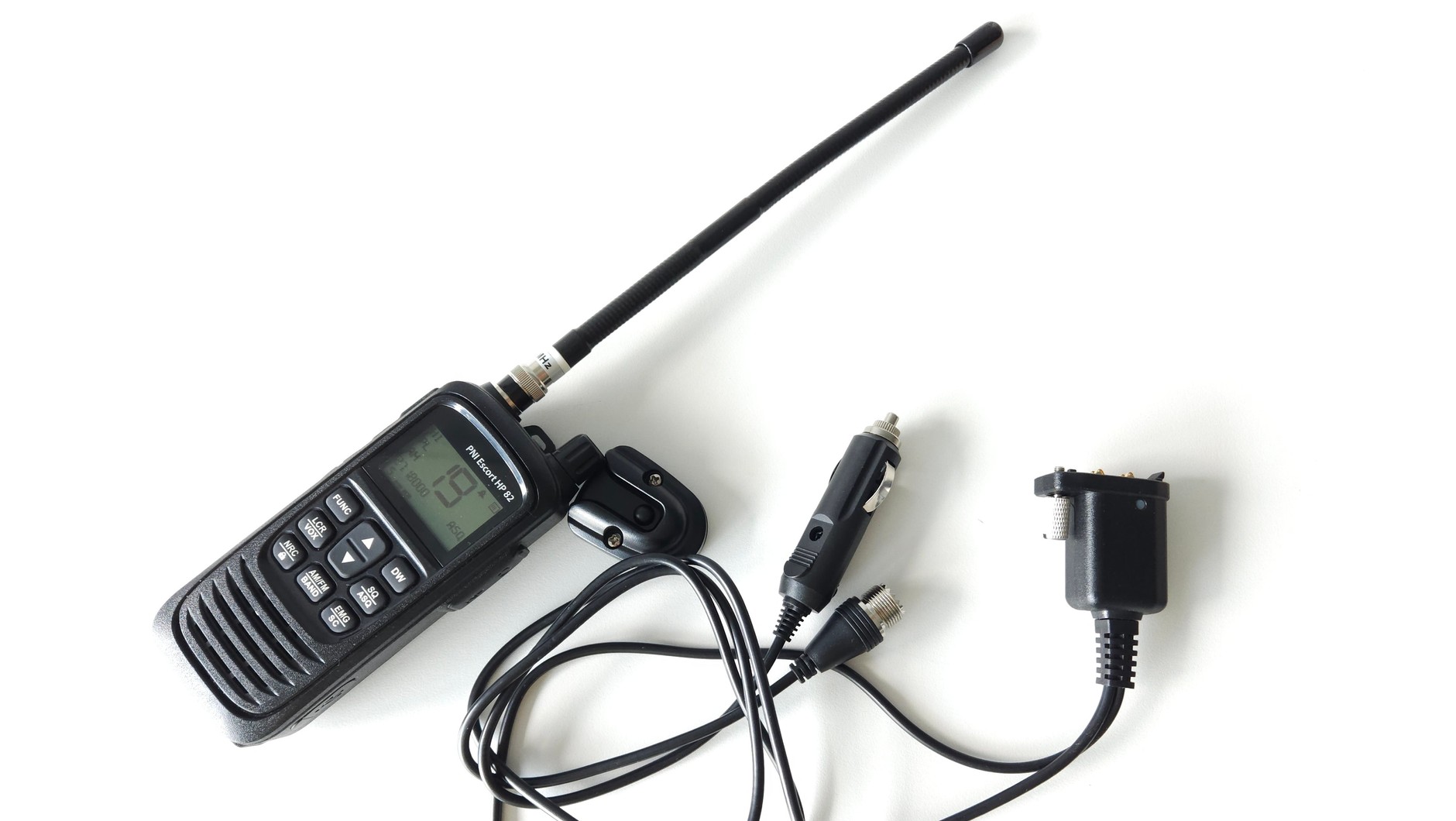 PNI Escort HP 82 to radio ręczne z przejściówką do montażu w aucie.