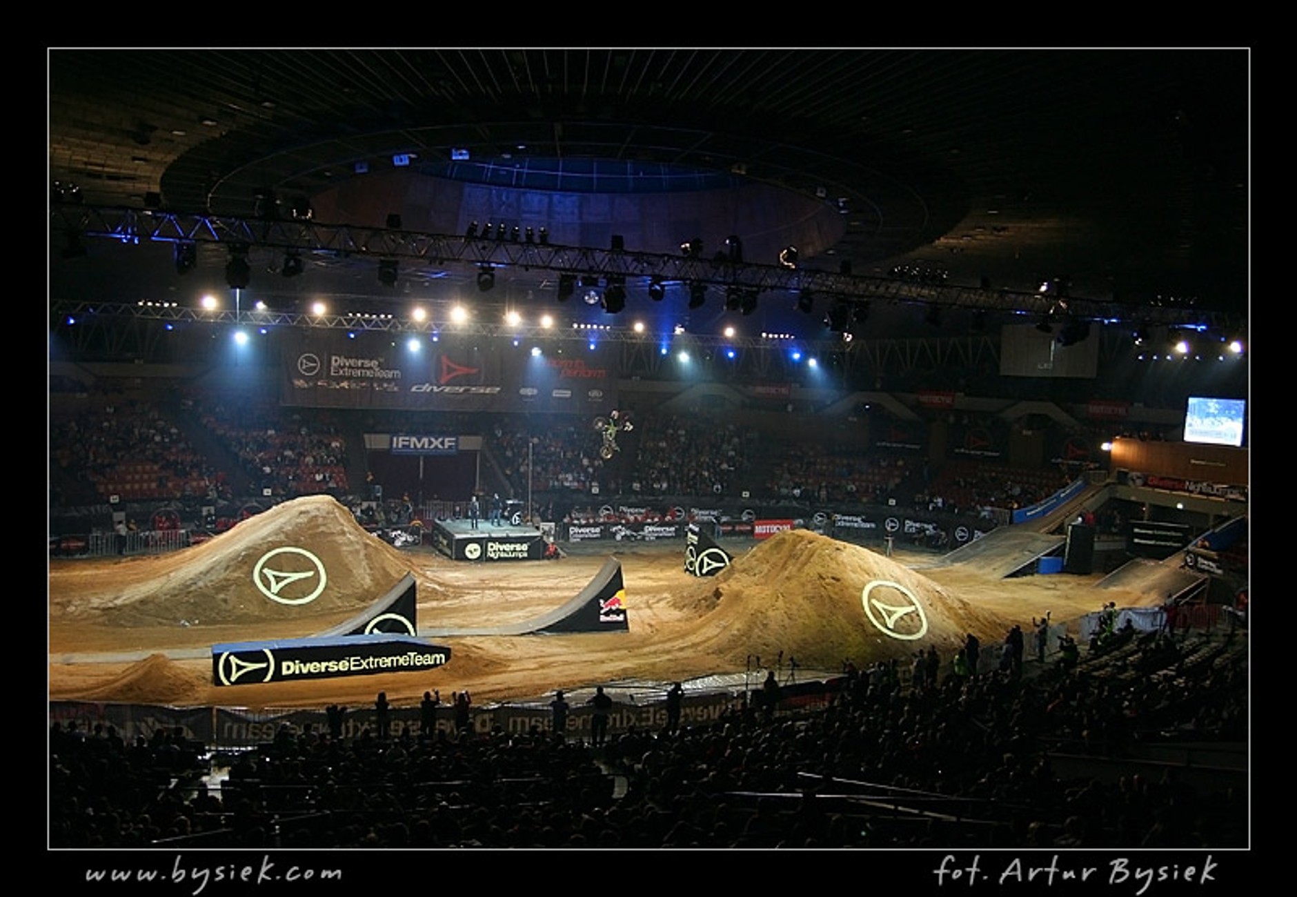 DIVERSE Night of the Jumps - fotografował Artur Bysiek