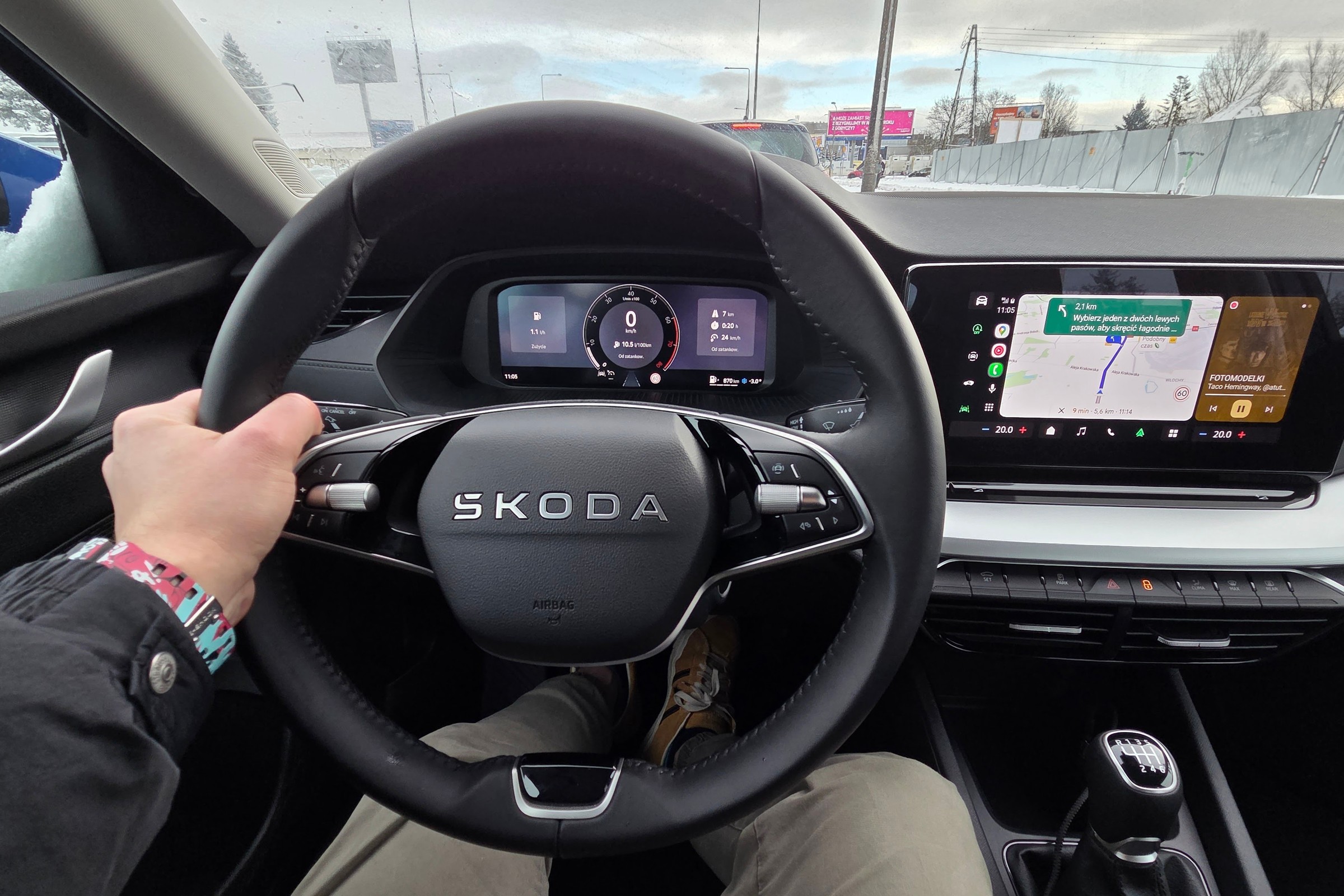 Mechanik ostrzega przed tym komunikatem komputera pokładowego. Nie zmieniaj tak biegów