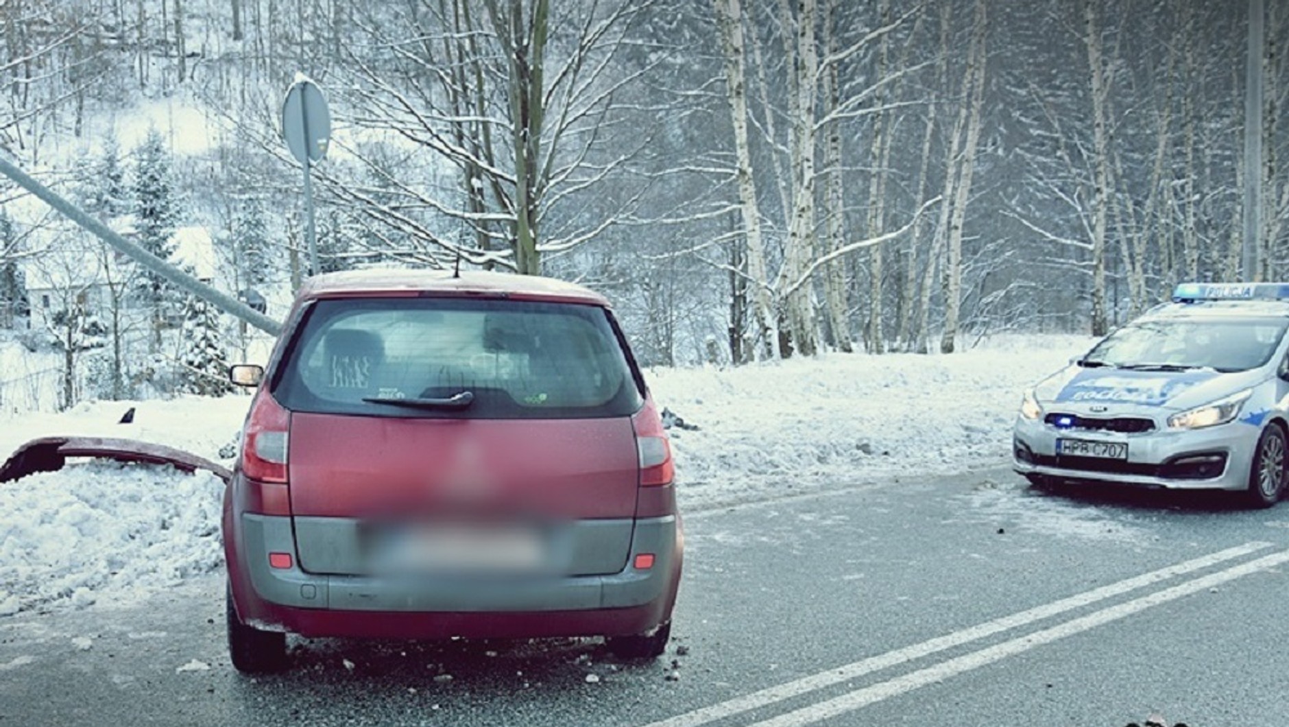 Złodziej porzucił skradzione Renault Scenic
