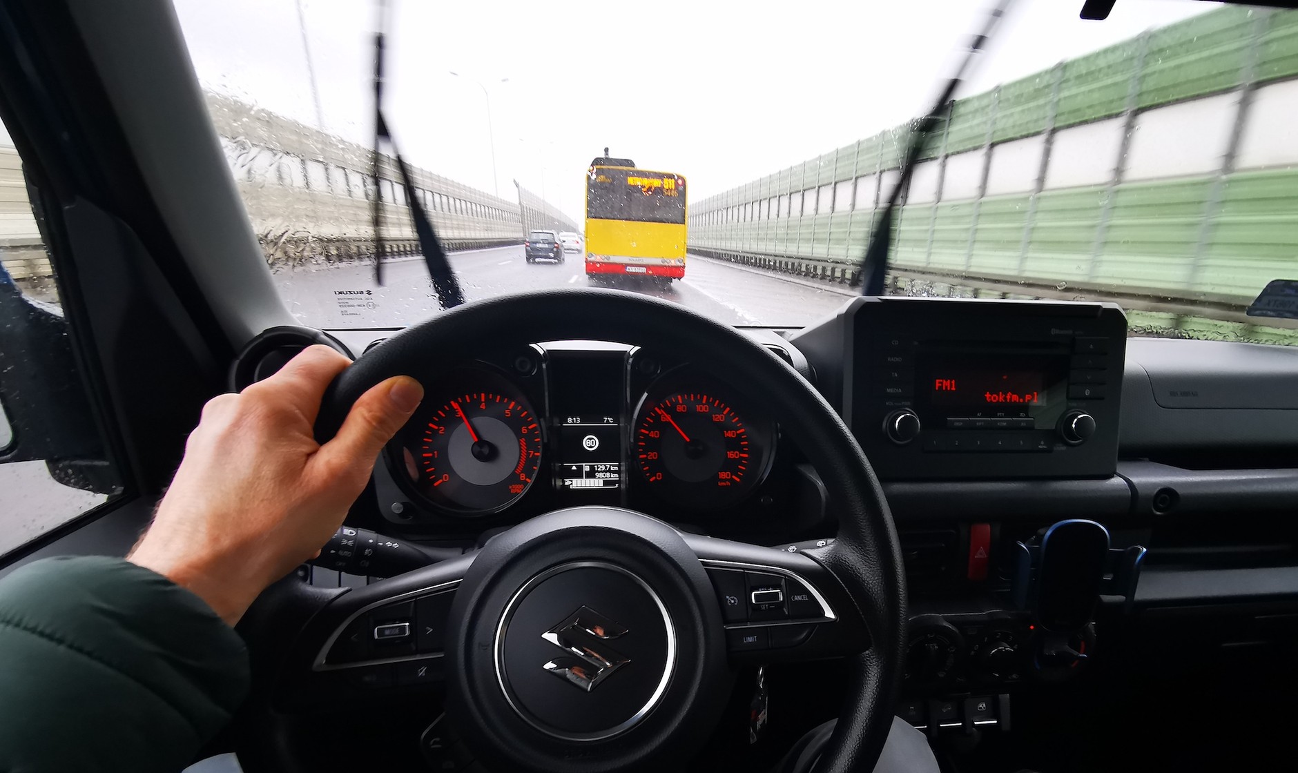 Jadąc małym Suzuki, łatwo jest dostosować się do obowiązujących ograniczeń prędkości