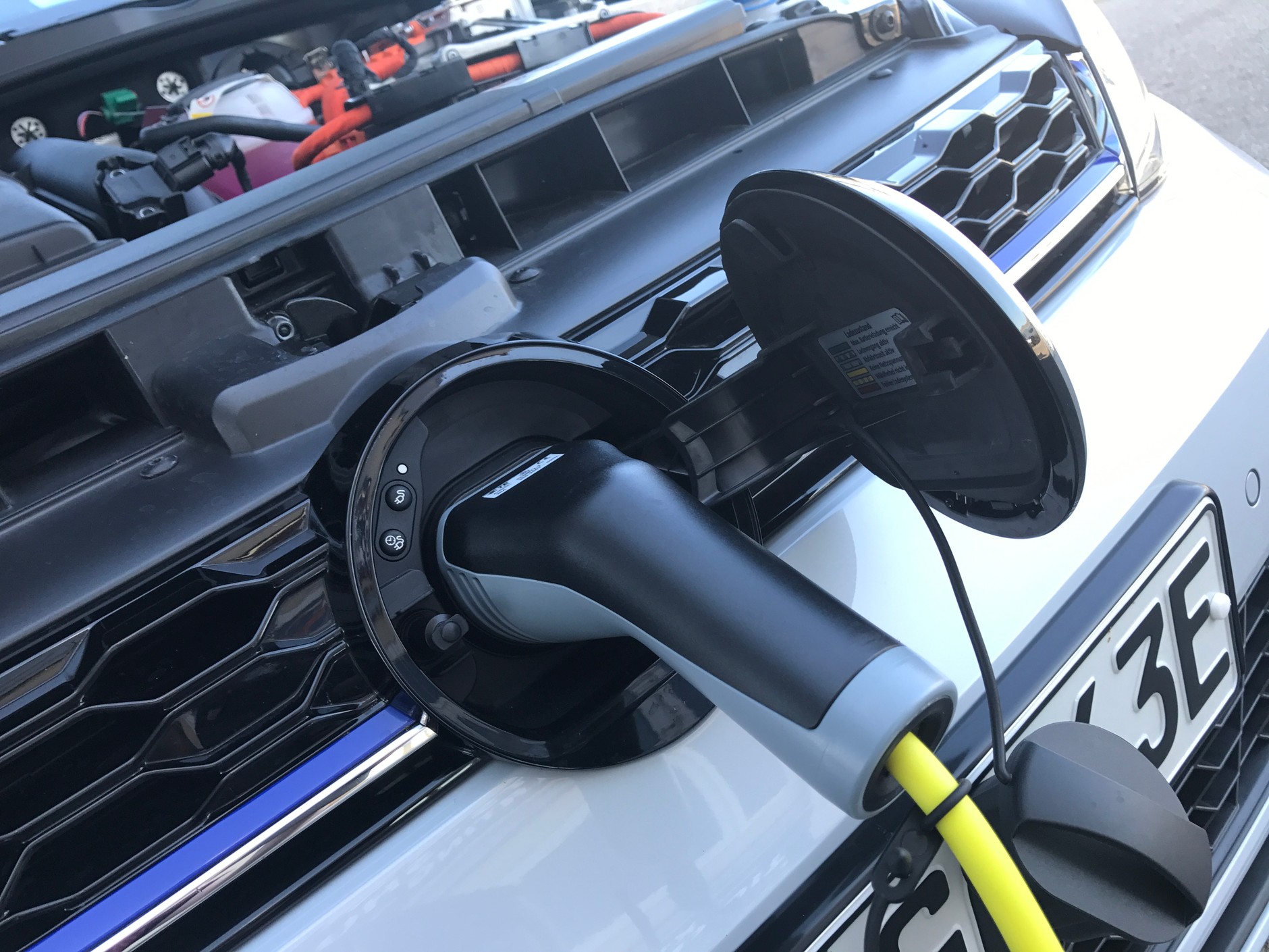 VW Golf GTE. Gniazdo ładowania za firmowym logo