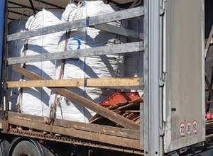 Pękające worki przykuły uwagę kontrolerów ITD. Nie mogli przepuścić tego transportu