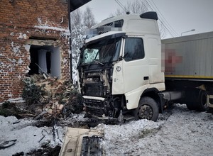 Ciężarówka wbiła się w budynek. Kierowca wpadł w poślizg
