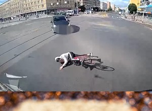 Chwile grozy dla rowerzysty na skrzyżowaniu we Wrocławiu [Nagranie]