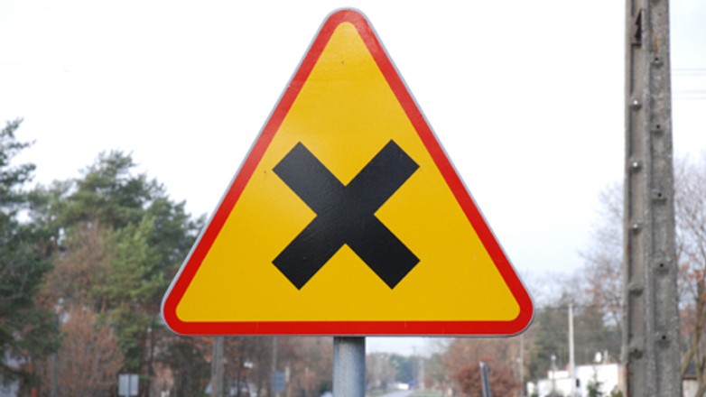Zbędne znaki? Sprawdzamy czy mniej znaków drogowych oznacza większe bezpieczeństwo?