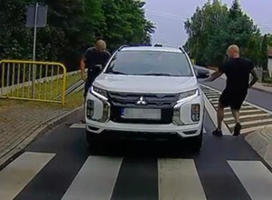 Sceny jak z filmu. Pogranicznicy odzyskali skradziony w Niemczech drogi samochód [Nagranie]