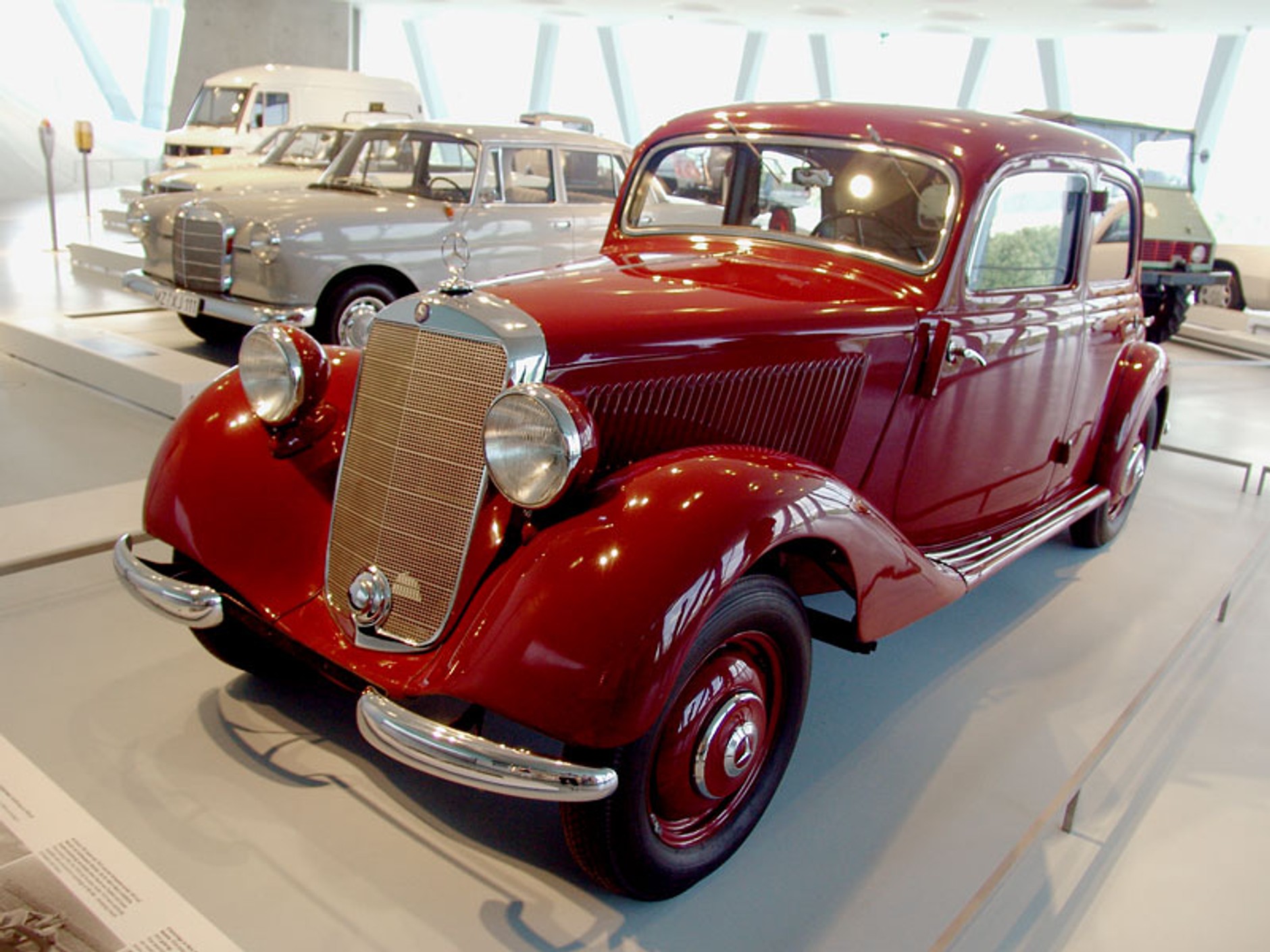 Mercedes-Benz Muzeum: 120 lat historii na 9 piętrach - 1. część (galeria)