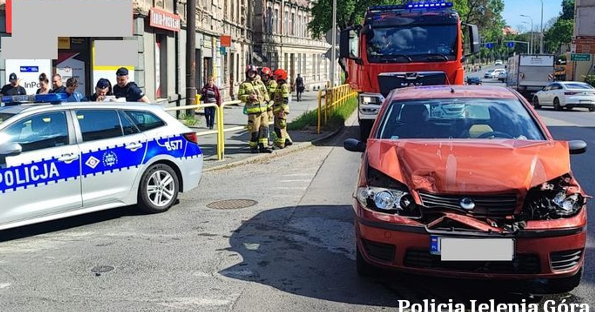 Obraz pochodzący z serwisu https://jelenia-gora.policja.gov.pl/dje/aktualnosci/bieza/119794,Ostroznie-na-drodze-Kierowcy-noga-z-gazu-Grozne-zdarzenia-drogowe-w-Jeleniej-Gor.html