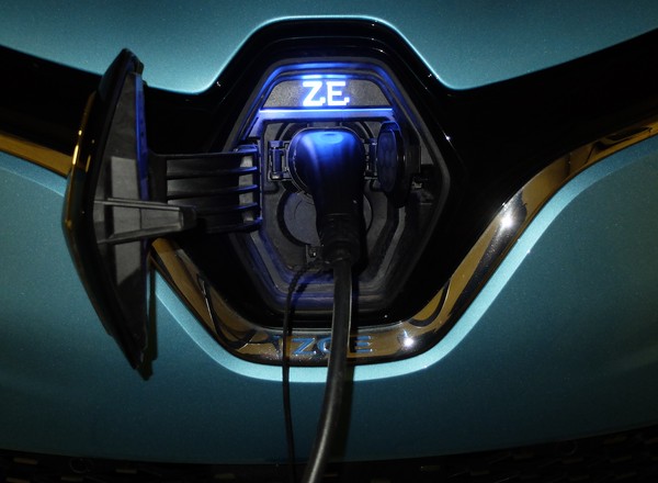 Renault ZOE w półrocznym teście – zimą zasięg spadł o połowę, ale latem…