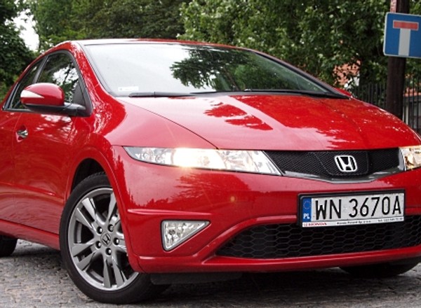 Honda Civic VIII: UFO na drodze. Test i opinie