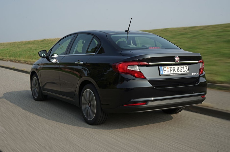 Fiat Tipo kontra Skoda Rapid - co oferują topowe wersje?