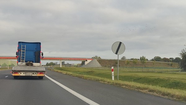 Biały znak B-42 wyróżnia się na polskich drogach. To podstępny zakaz