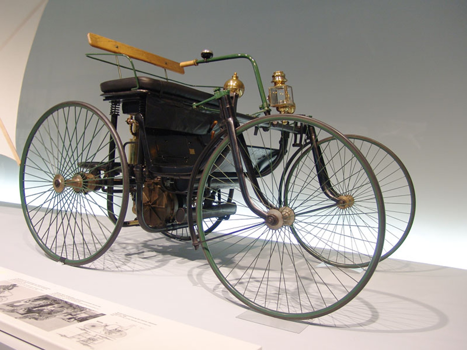 Mercedes-Benz Muzeum: 120 lat historii na 9 piętrach - 1. część (galeria)