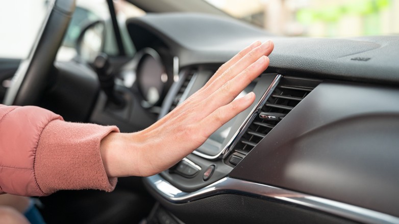 Jak szybko schłodzić wnętrze? Nawiew się przyda, nawet jeśli auto nie ma klimatyzacji
