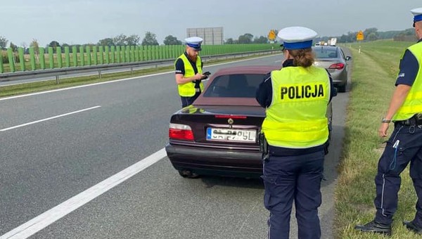 Ponad 200 km/h w niesprawnym BMW. Skończyło się czterema mandatami