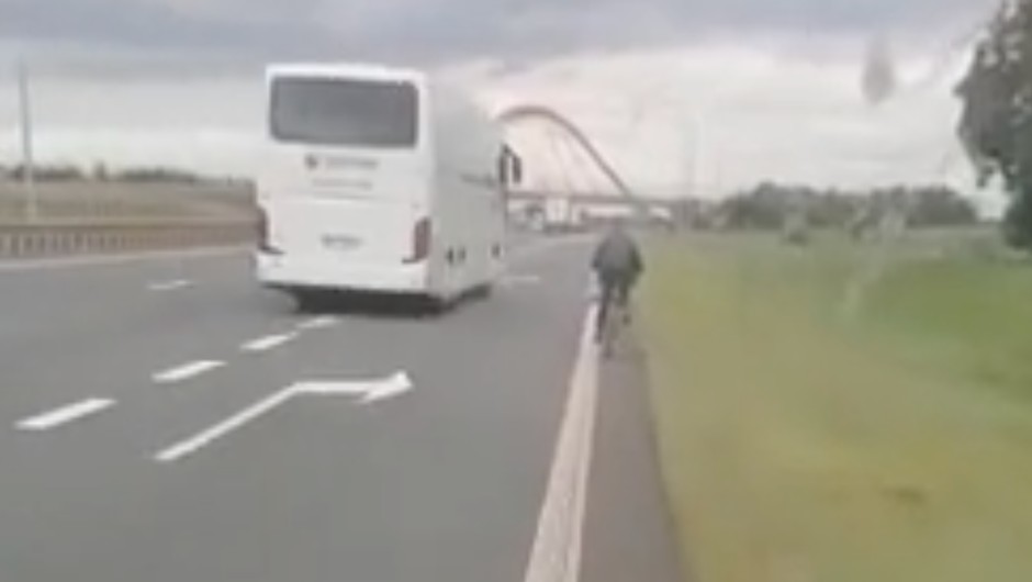 Rowerzysta na autostradzie A4 
