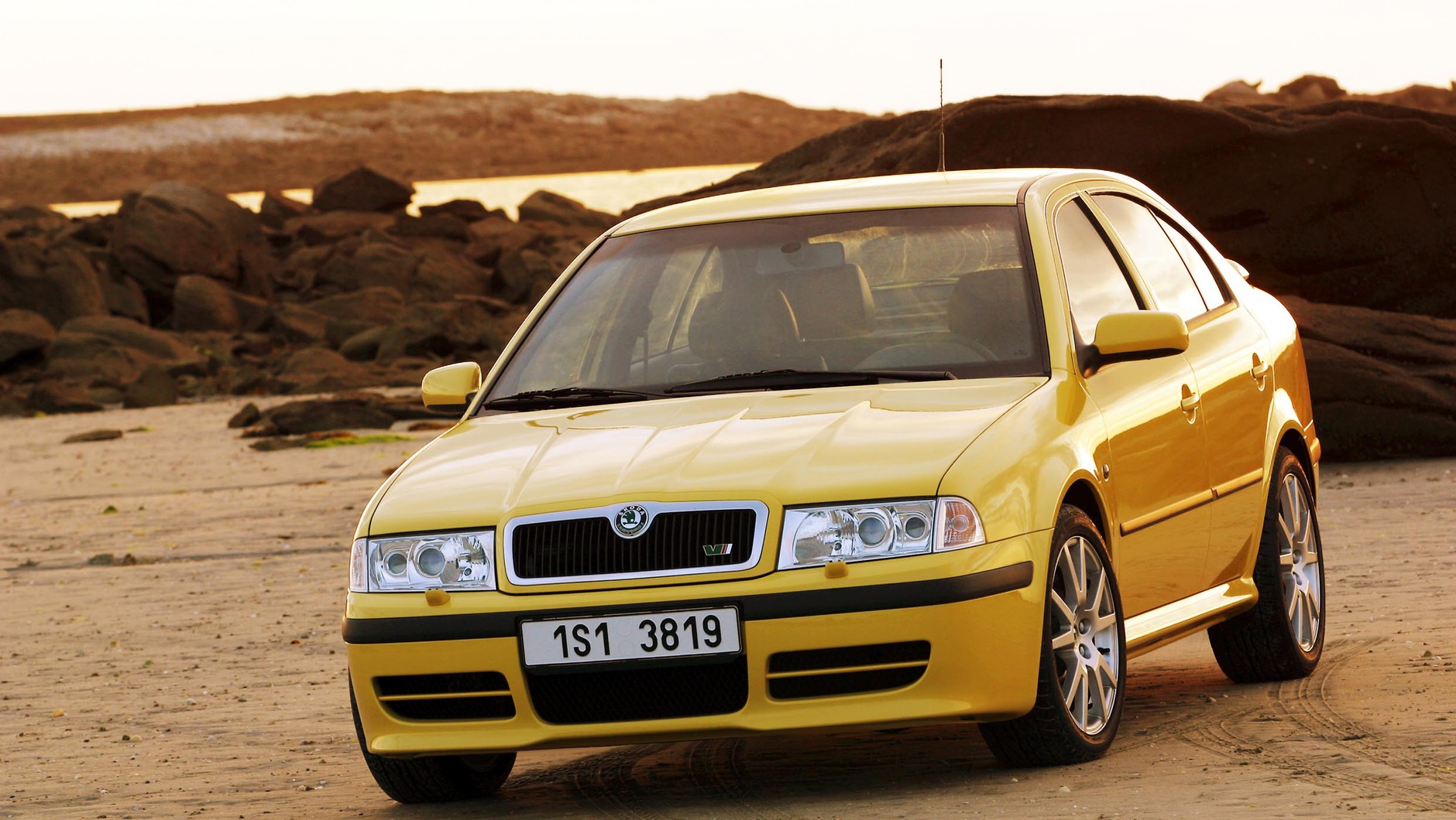 Pokazana w 1996 r. Octavia była pierwszą Skodą zaprojektowaną od podstaw po przejęciu firmy przez Volkswagena. Czy taki model powstałby, gdyby Skodę kupiło BMW?