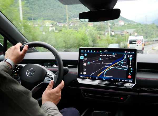 Elektrykiem w długą trasę. Dłużej i drożej, czy taniej i wygodniej niż autem spalinowym?