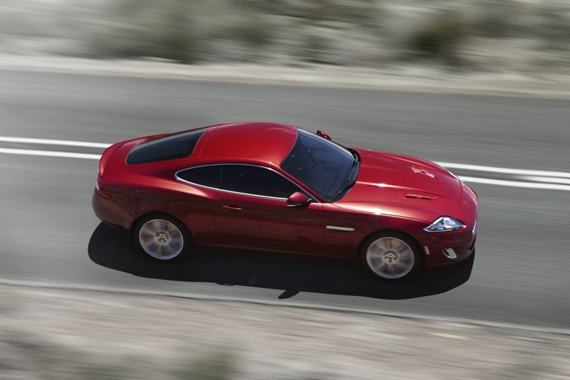 Jaguar XK mruży oczy