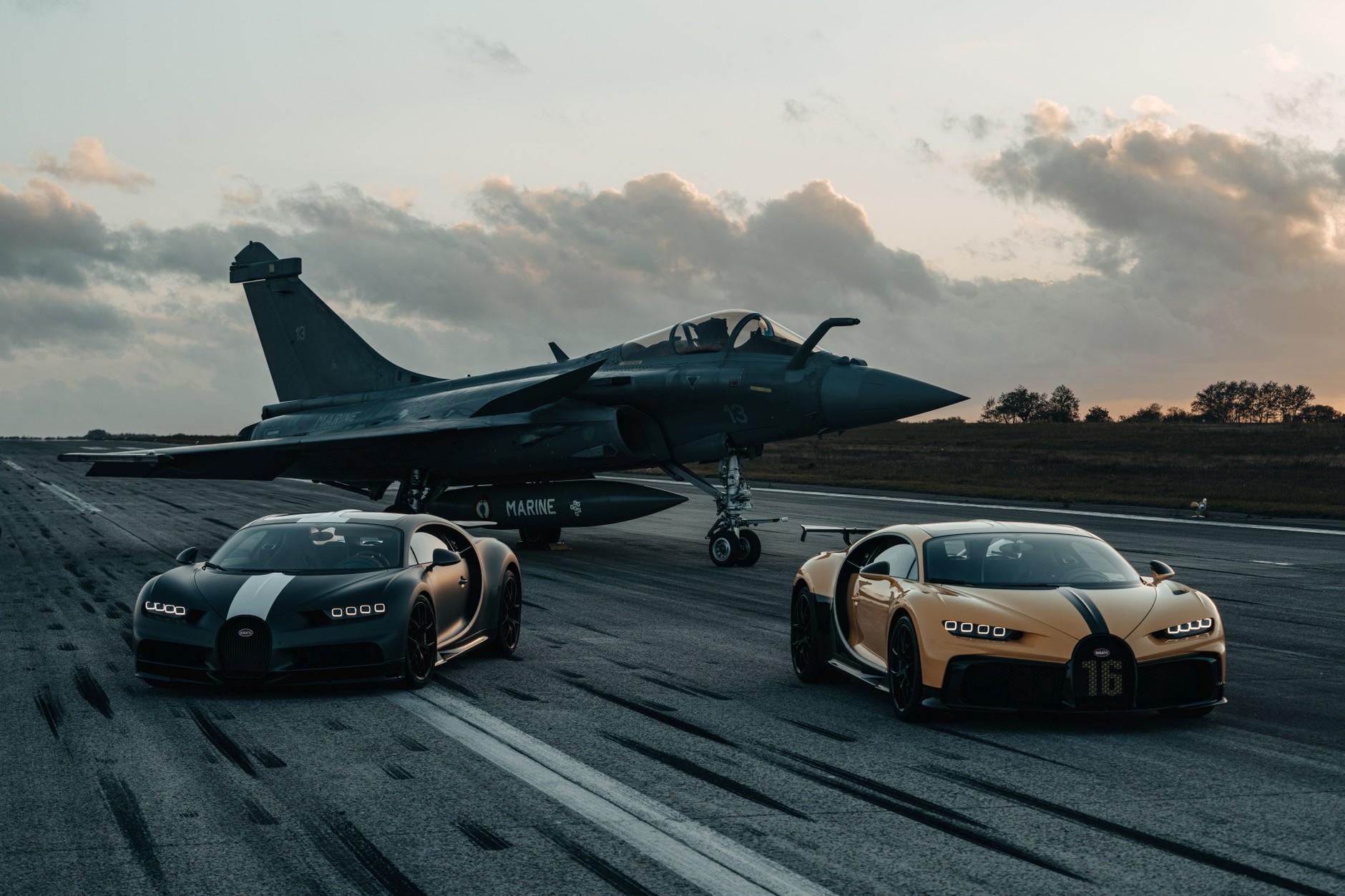 Bugatti Chiron Sport kontra myśliwiec Dassault Rafale Marine