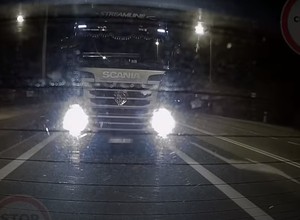 Ciężarówka na zderzaku - poganianie i spychanie z drogi [Nagranie]