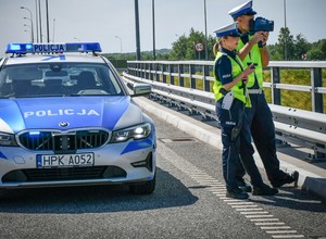 Policja wlepia mandaty za dekoncentrację. Solidne 500 zł i 12 pkt za jeden ruch ręką